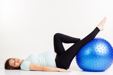 Hamile kız fitball ile nefes egzersizleri yapıyor