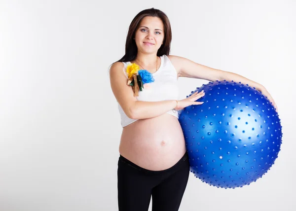 Embarazada chica es holding fitball — Foto de Stock