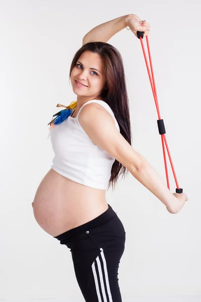 Mulher grávida fazendo esporte com banda de resistência — Fotografia de Stock