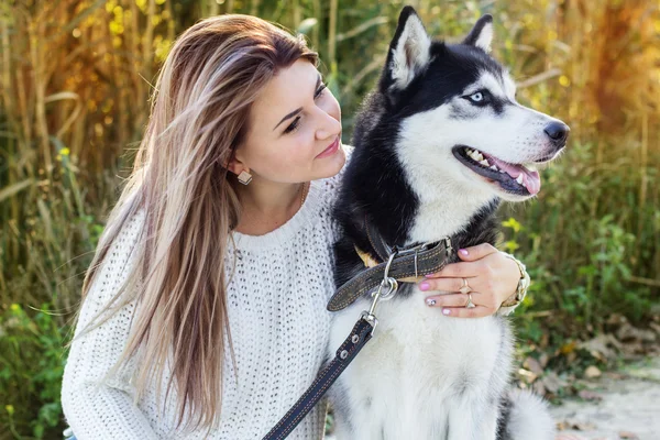 Portrait of girl and husky dog is resting near lake — Stock Photo, Image