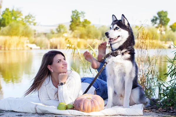 Jolie femme son ami chien se repose à l'extérieur — Photo