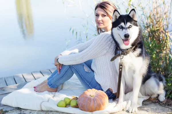 Deux amis fille et chien husky se repose près du lac — Photo
