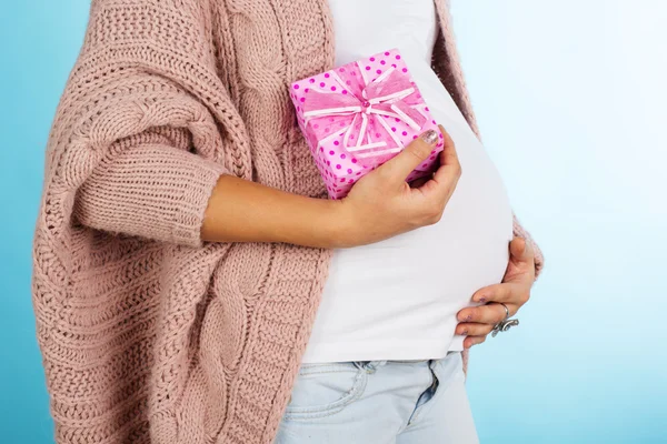 Mujer embarazada con caja de regalo de cumpleaños rosa —  Fotos de Stock