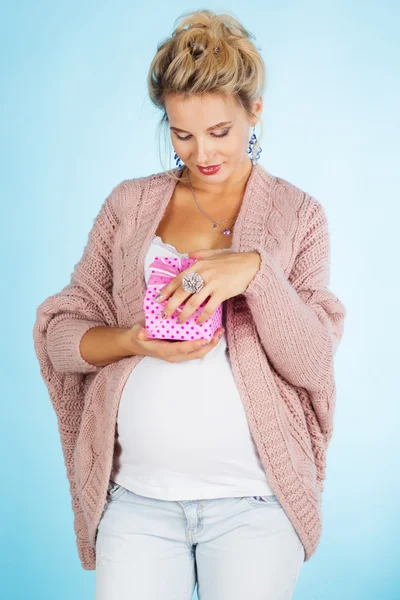 Zwangere vrouw met roze geschenkdoos — Stockfoto