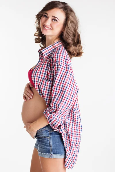 Lachende zwangere meisje geïsoleerd op wit — Stockfoto