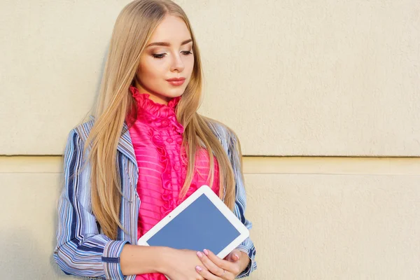 Jeune adolescent avec tablette à l'extérieur — Photo