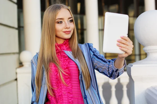 Όμορφη κοπέλα παίρνει υπολογιστή δισκίο selfie — Φωτογραφία Αρχείου