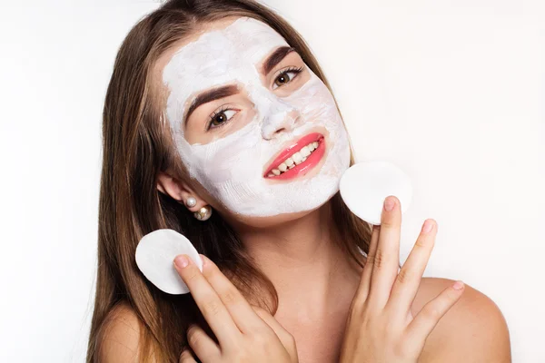 Bella ragazza con pacchetto viso bianco e tampone di cotone — Foto Stock