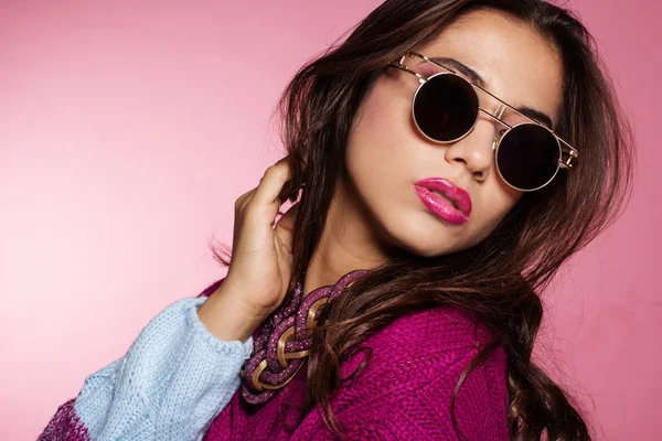 Flicka klädd i varma tröja och solglasögon — Stockfoto