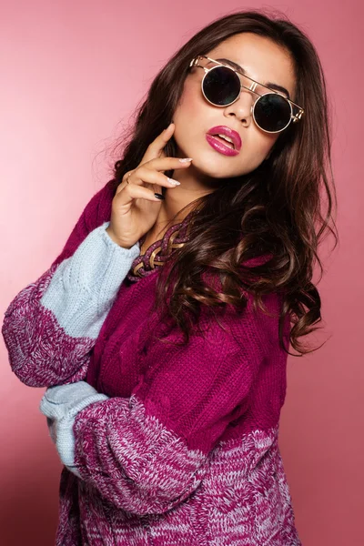 Chica está usando suéter caliente y gafas de sol —  Fotos de Stock