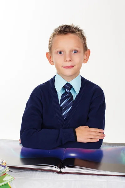 Niño preescolar está usando ropa de negocios — Foto de Stock