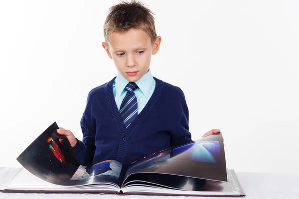 Förskolebarn pojke bär business kläder med bok Royaltyfria Stockfoton