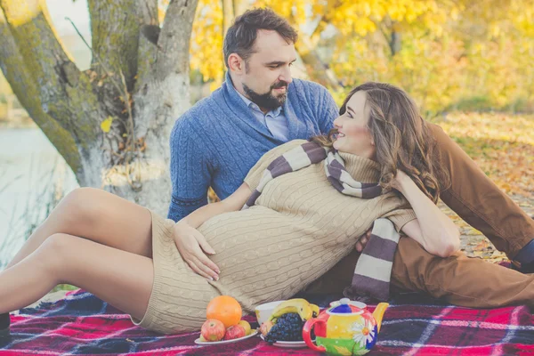 Happy couple on the picnic in autumn park — Stock Photo, Image