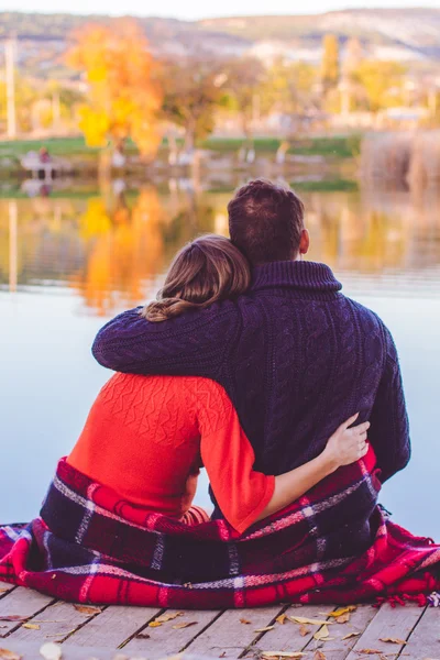 Visão traseira do casal estão descansando perto do lago — Fotografia de Stock