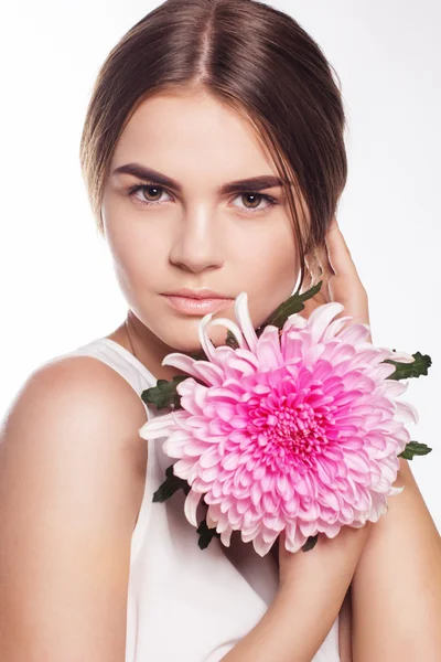 Mooi meisje met chrysant bloem in de buurt van gezicht — Stockfoto