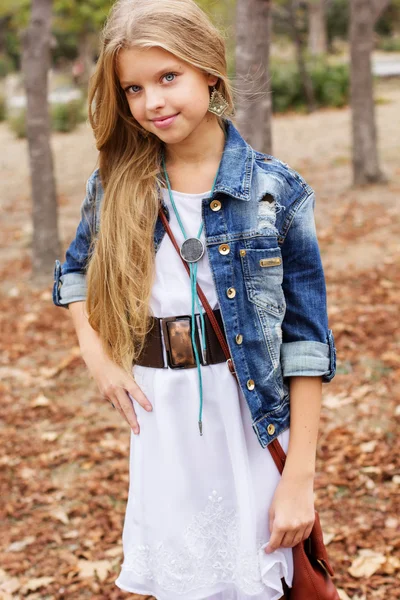 Young girl is swearing casual dress — Stock Photo, Image