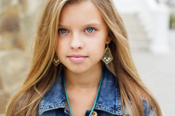 Portrait de jolie fille aux yeux bleus — Photo