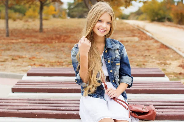 Menina loira jovem está jurando vestido casual — Fotografia de Stock