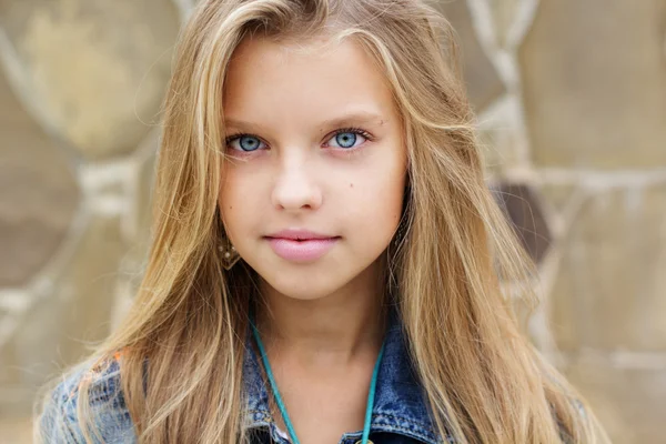 Portrait de jeune fille blonde aux yeux bleus — Photo