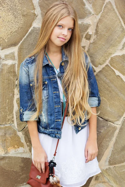 Retrato de chica con el pelo largo cerca de la pared de ladrillo —  Fotos de Stock