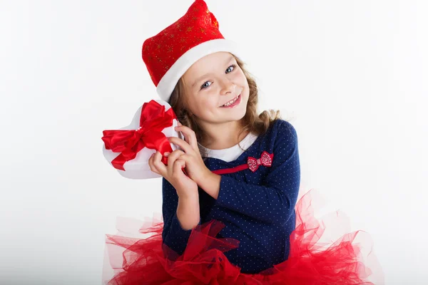 Χαμογελώντας santa κορίτσι με το κόκκινο δώρου — Φωτογραφία Αρχείου