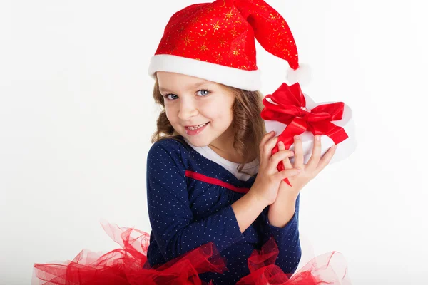 Santa κορίτσι κρατά δώρο κουτί με κόκκινη κορδέλα — Φωτογραφία Αρχείου