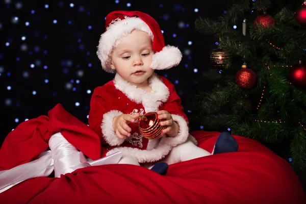 Bébé heureux avec boule de Noël — Photo