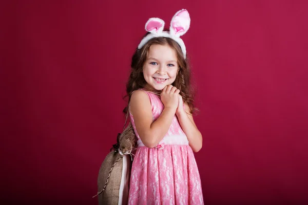 Happy child girl is wearing pink ears — Stock fotografie