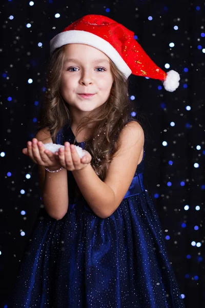 Joyeux Père Noël fille avec de la fausse neige dans les mains — Photo