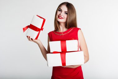 Noel Baba kırmızı hediye kutusu tutan kız