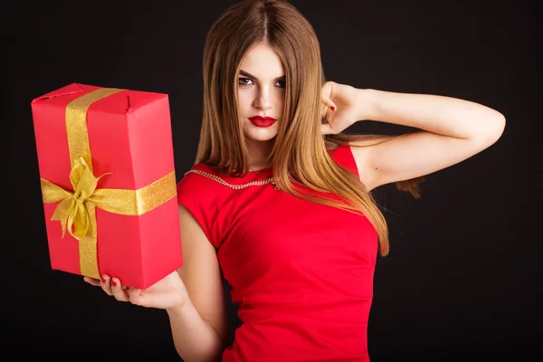 Pretty girl is holding gift box, Christmas time — Stockfoto