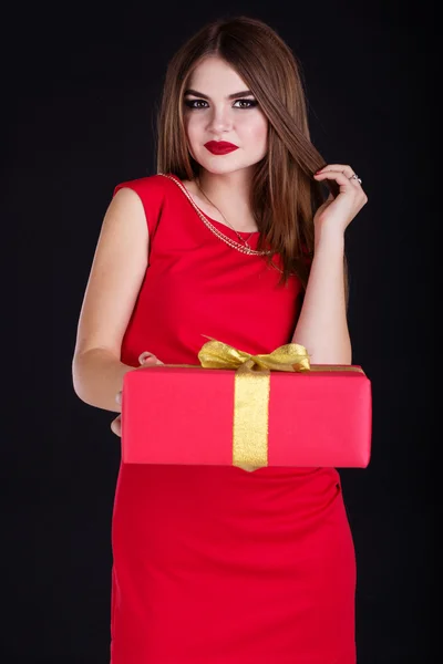 Pretty girl is holding gift box, Christmas time — Stok fotoğraf