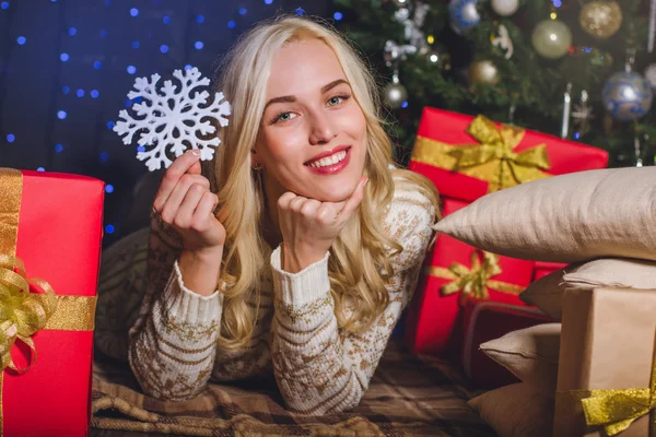 Happy smiling girl with gift box and snowflake — Stock Photo, Image