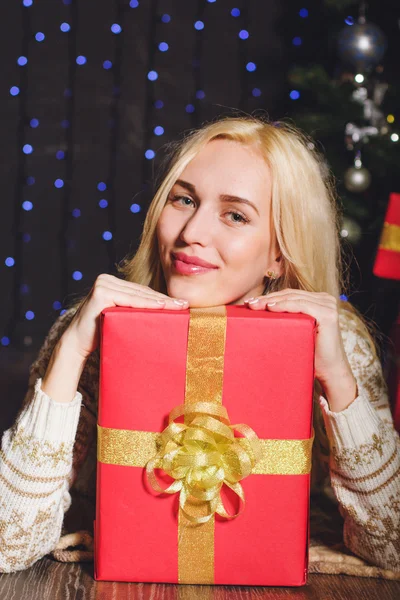 Kırmızı Noel hediye kutuları ile sarışın kız — Stok fotoğraf