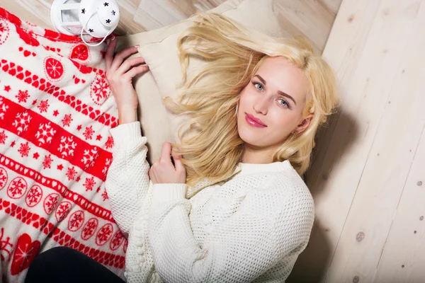 Chica feliz está acostada en casa sobre almohadas y manta —  Fotos de Stock