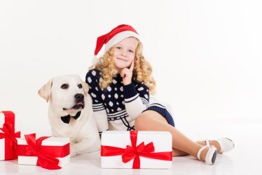 Köpekle kız çocuk stüdyoda oturup