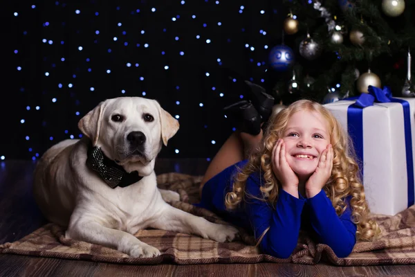 Jolie enfant fille avec chien à la maison près de l'arbre de Noël — Photo