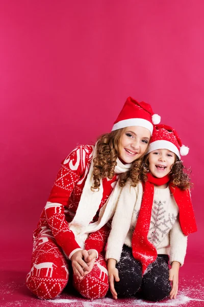 Two pretty girls are wearing winter clothes in studio — Stock Photo, Image