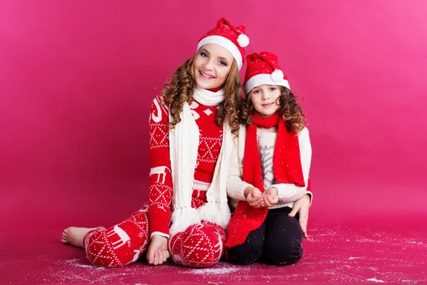 Две милые сестры одеты в зимнюю одежду — стоковое фото
