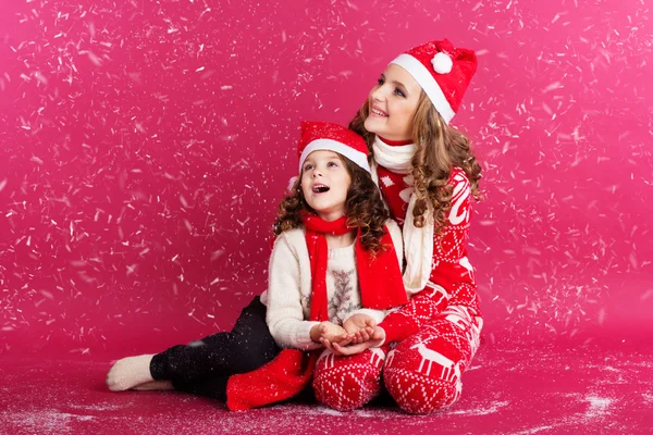 Two sisters are wearing winter clothes in studio — Stock Photo, Image