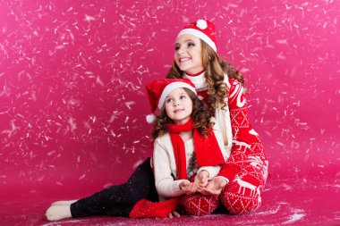 İki kız kardeş kış giysileri, Noel kavramı üzerinde var