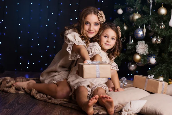 Deux filles avec des cadeaux de Noël à la maison — Photo