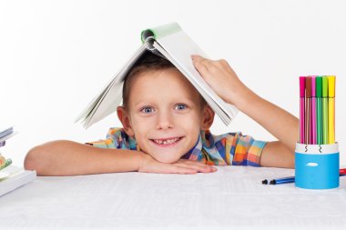 Mutlu okul çocuğu döküntüleri ile yoruldu