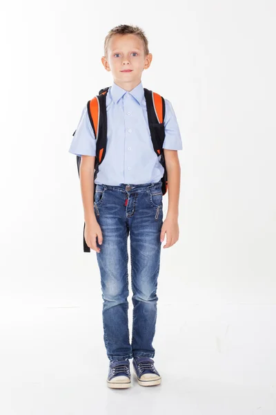 Niño de escuela seria con bolsa aislada sobre fondo blanco — Foto de Stock