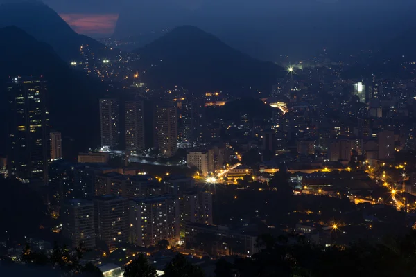 Ночной вид с горы Сахарная буханка, Рио-де-Жанейро — стоковое фото