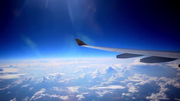 Při pohledu přes okno letadla během letu v křídle s krásnou modrou oblohu. HD. 1920 x 1080