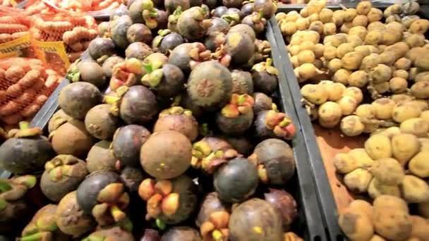 Asijské ovoce mangostanu, liči, tamarind, rambutan na stánku v tržnici. HD. 1920 x 1080