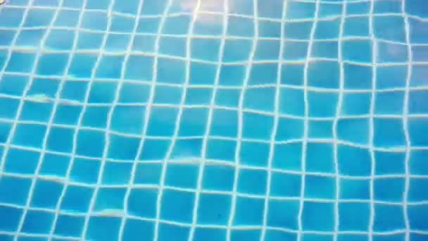 Zářící modré vody zvlnění v bazénu. Pohyb videa posun