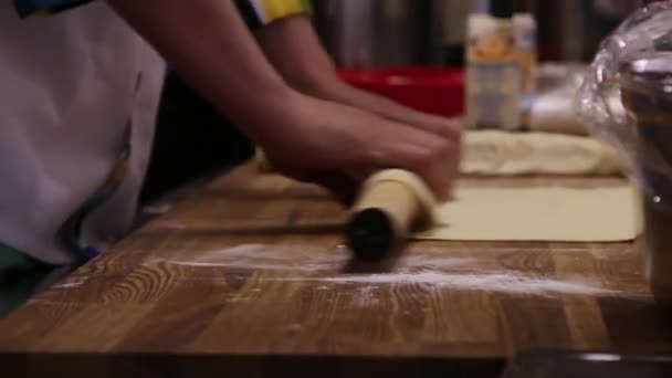 mužské kuchaři ruce příprava těsta s váleček pro asijské potraviny na dřevěné desce v Kuc