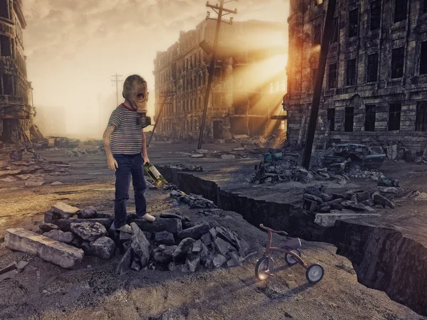 Руины города и мальчика — стоковое фото